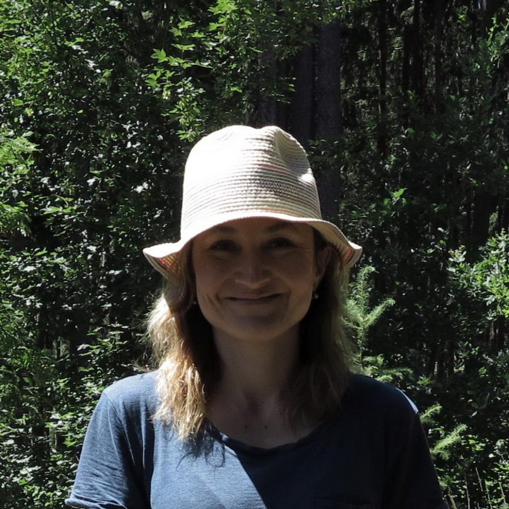 Lenka Maxsuntranslation-Lenka, I am 41 and I live in a Czech Republic. I have recently married, me and my husband rear four children together.